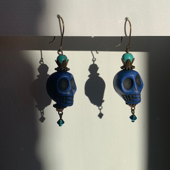 Blue skull dangle earrings - Picture 1 of 6